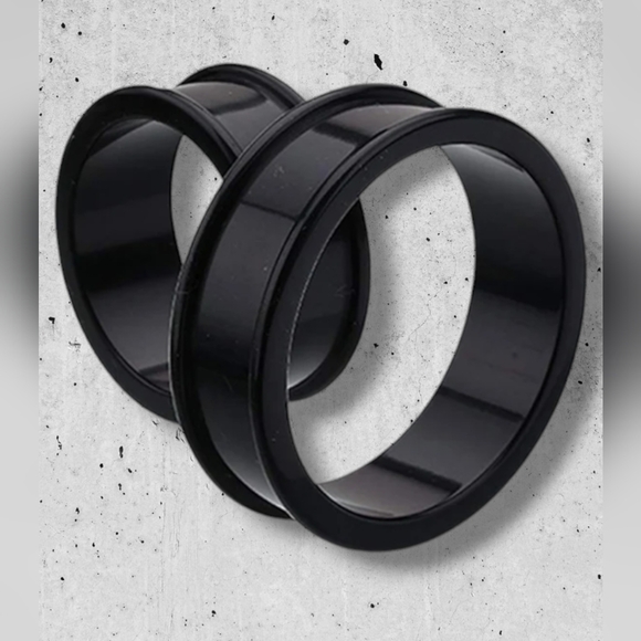 ⭐4 For $25 NWT Goth Black Silicone 28mm Flared Tunnel Plugs - Picture 1 of 9